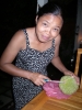Komang maakt dragonfruit schoon