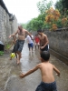voetballen in de regen in de Gang Menuh