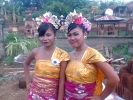 Putu en haar nichtje in ceremoniële kleding